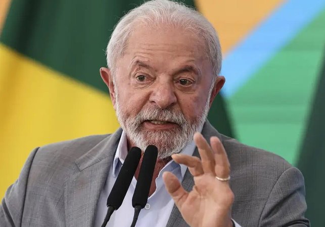 Lula anuncia fim da radioterapia e afirma estar curado de câncer de pele: 'Estou feliz'