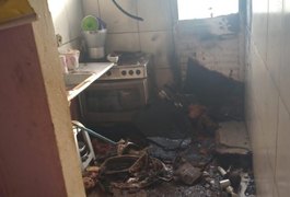 Casa fica destruída após incêndio em Palmeira dos Índios