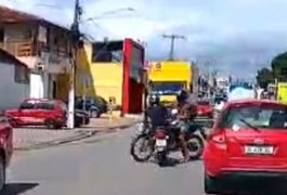Vídeo flagra acidente entre motociclistas em via de Arapiraca