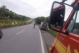 Veículo sai da pista e capota na rodovia BR-101; motorista sai ileso