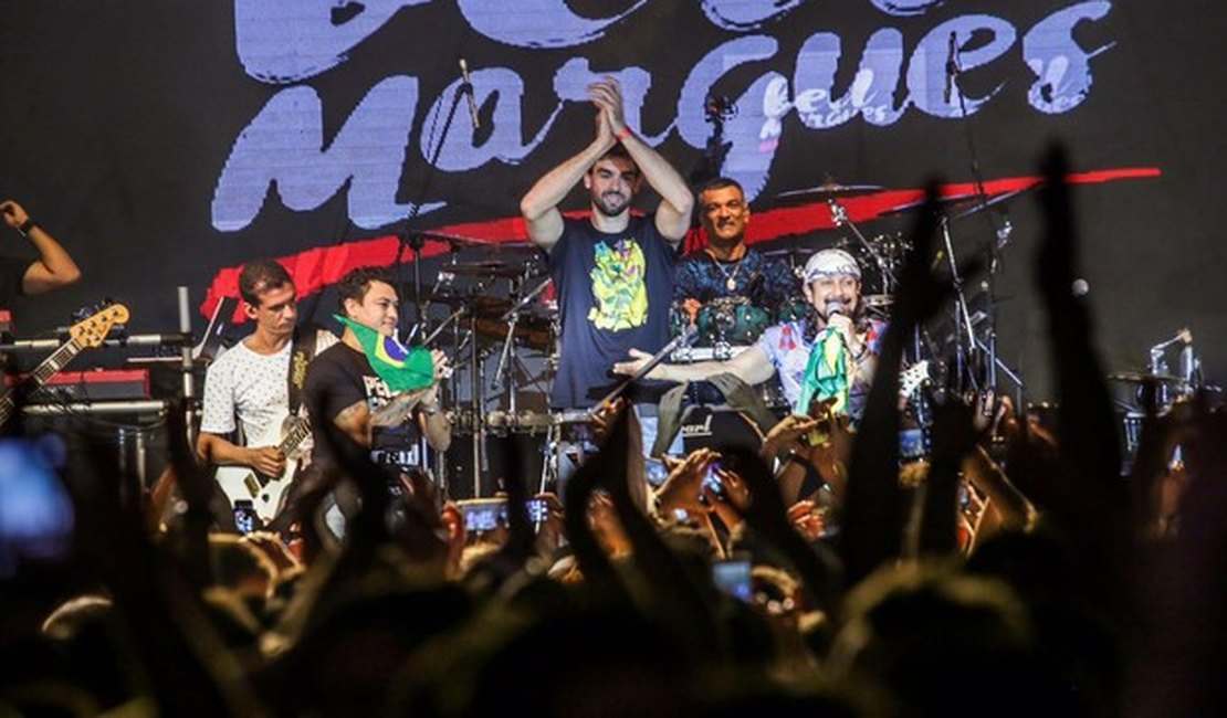 Lucão, do vôlei, comemora ouro olímpico em show de Bell Marques