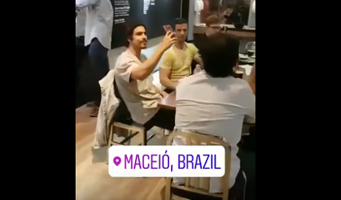 VÍDEO. Ator Caio Castro aparece de surpresa em hamburgueria e deixa fãs surpresos, em Maceió