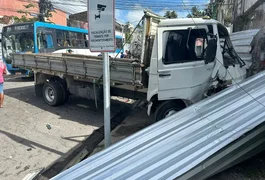 Caminhão desgovernado atinge oito veículos e ao menos duas pessoas ficam feridas em Maceió