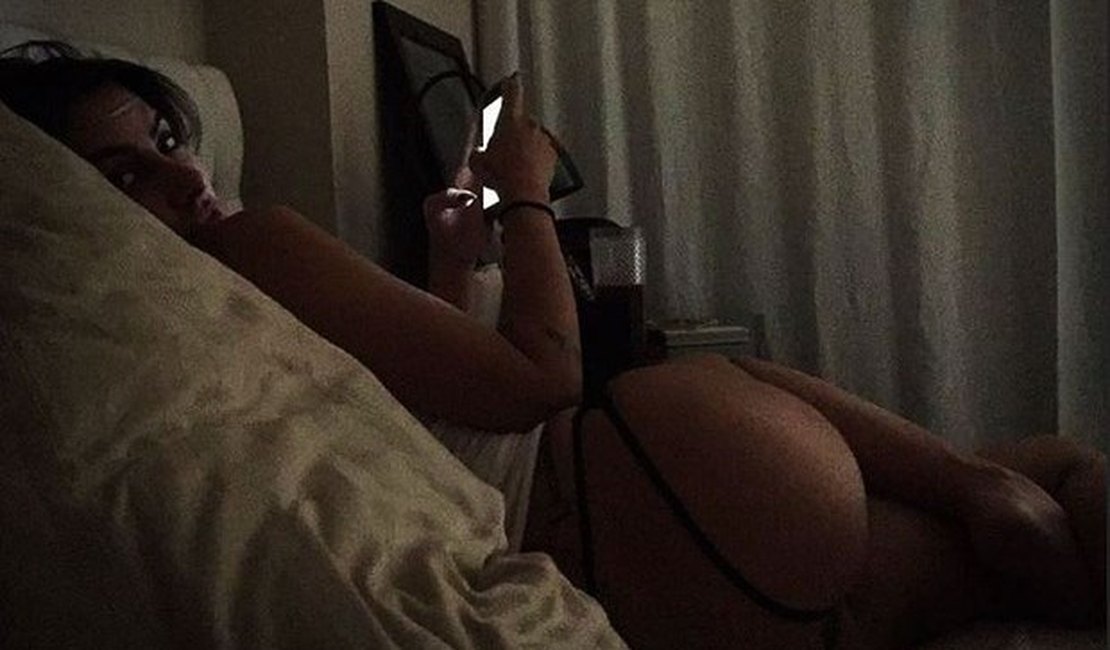 Cleo Pires posa de lingerie e exibe o bumbum em rede social