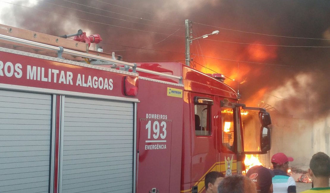 Incêndio de grandes proporções destrói fábrica e assusta moradores em Arapiraca