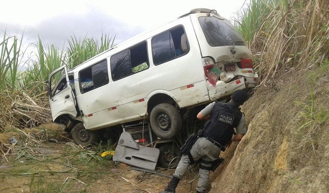 Tentativa de assalto a van deixa uma passageira morta e outros feridos