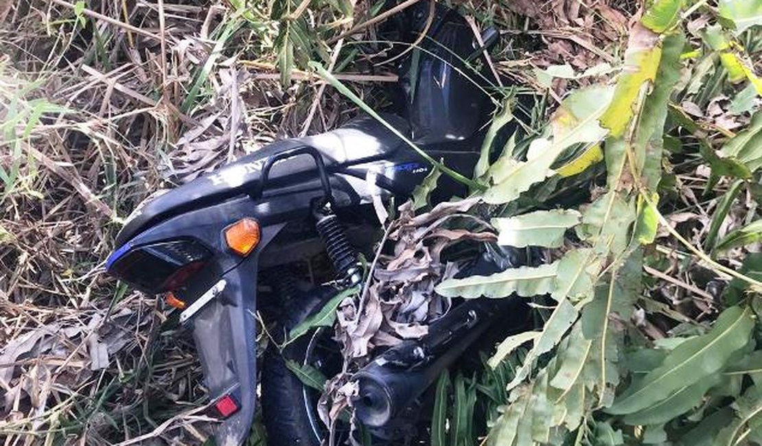 Motocicleta roubada é encontrada abandonada em matagal no bairro Primavera, em Arapiraca