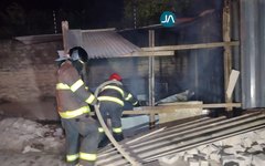 Incêndio em galpão de empresa de saneamento, em Arapiraca