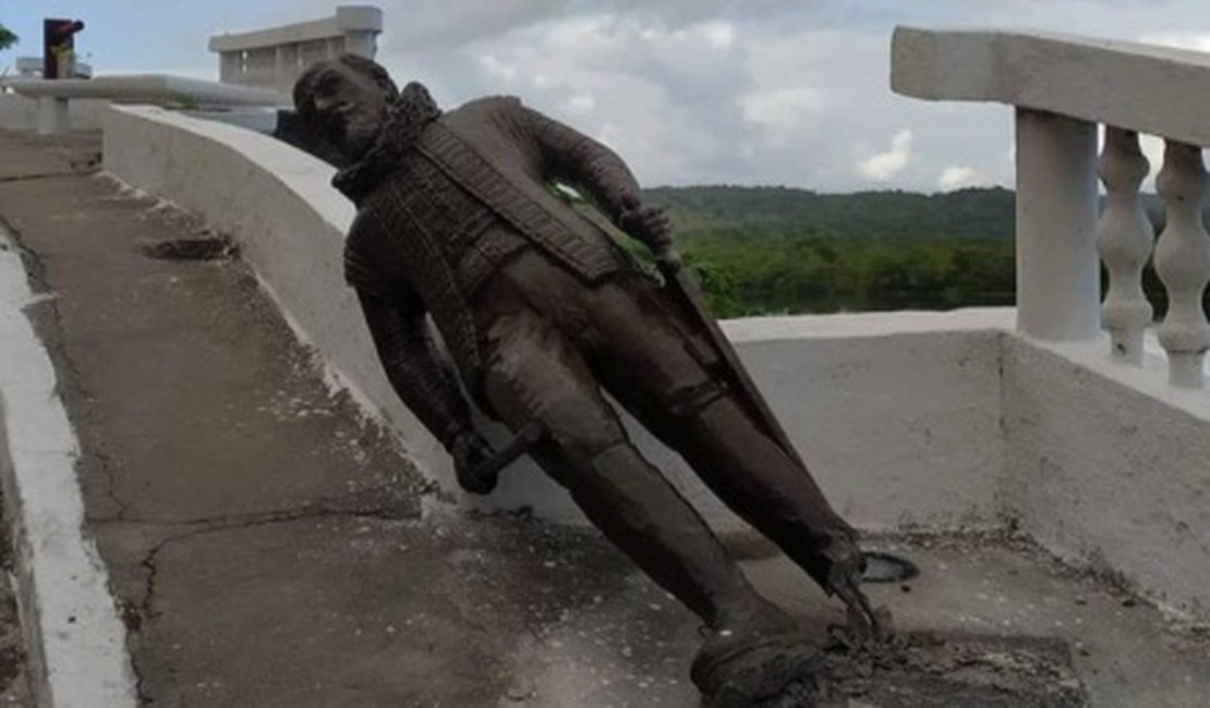 Estátua de Maurício de Nassau, em Penedo é danificada por vândalos