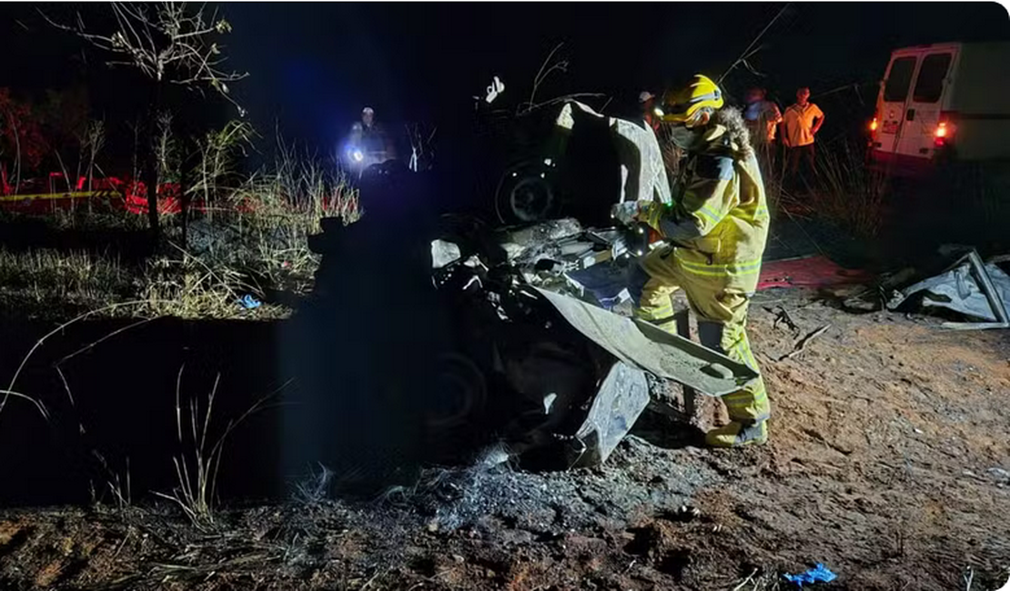 Acidente entre carro e carreta deixa cinco mortos em rodovia de MG