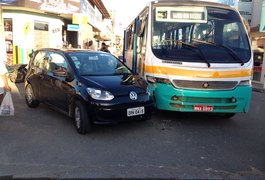 Ônibus e automóvel se envolvem em acidente no centro de Arapiraca