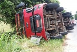 Caminhão com óleo de cozinha tomba na BR-316 e carga é saqueada