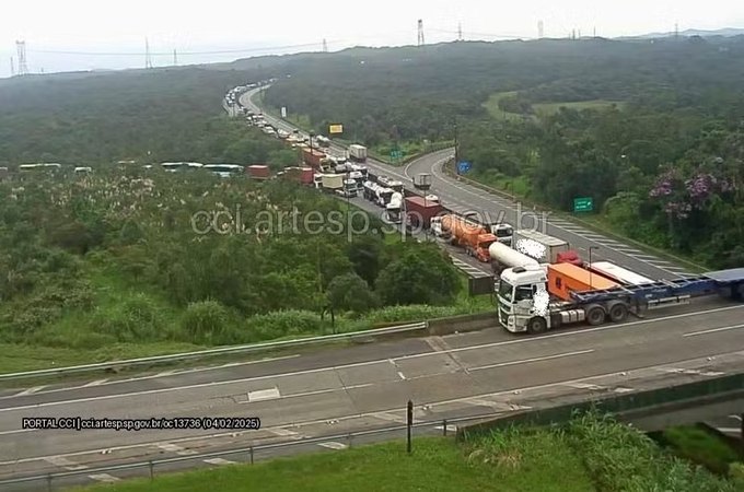 Acidente entre 5 carretas interdita trecho da rodovia Anchieta por quatro horas