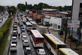 SMTT autua carros que participam de bloqueio na Avenida Fernandes Lima