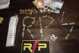 Adolescente que vendia drogas em casa abandonada é apreendido pela polícia, em Arapiraca