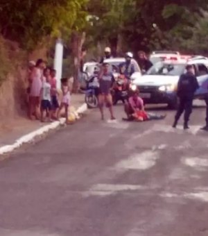 Mulher que seguia na garupa de motocicleta cai do veículo e fica ferida, em São Miguel dos Campos