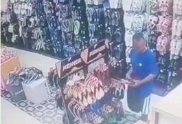 Câmera de segurança flagra homem furtando chinelo em loja de Arapiraca; Assista