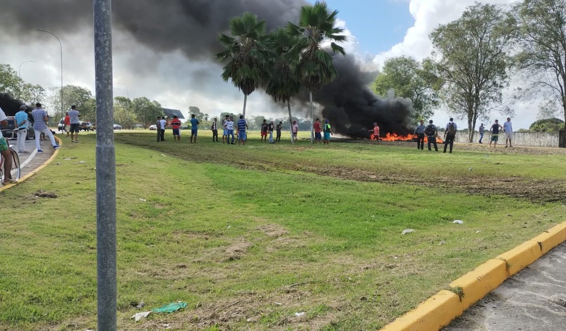 Cem demitidos de empresa que presta serviço ao Aeroporto protestam para receber direitos trabalhistas em Maceió