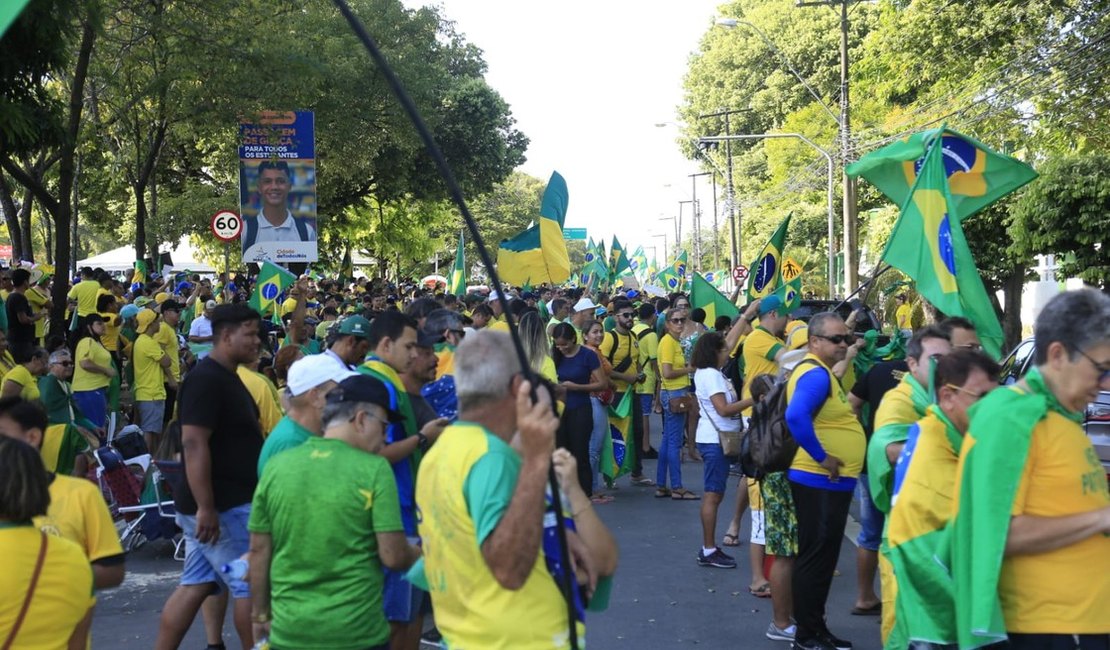 Veículos serão guinchados e condutores multados se não liberarem a Fernandes Lima, alerta PM