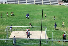 Elenco treinou no estádio municipal em Arapiraca nesta quinta (6)