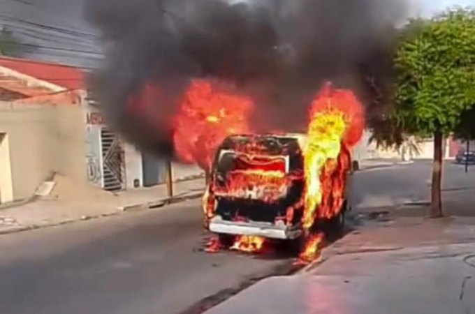 Kombi pega fogo após pane elétrica, no bairro Cavaco em Arapiraca