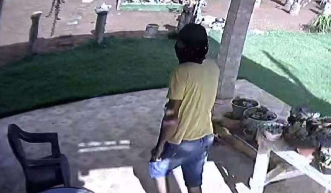 VÍDEO: Ladrão com rosto coberto invade chácara em Arapiraca e furta TVs e outros pertences