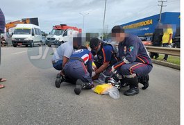 Cachorro solto na AL-220 provoca acidente de moto e mulher fica ferida, em Arapiraca