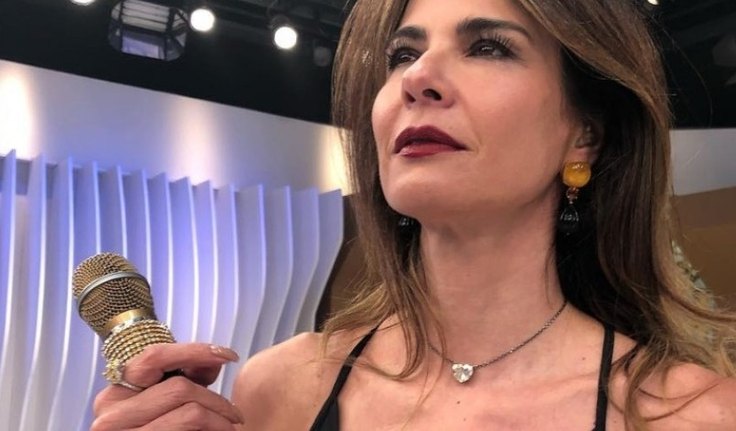 Luciana Gimenez grava programa festejando vitória de Jair Bolsonaro