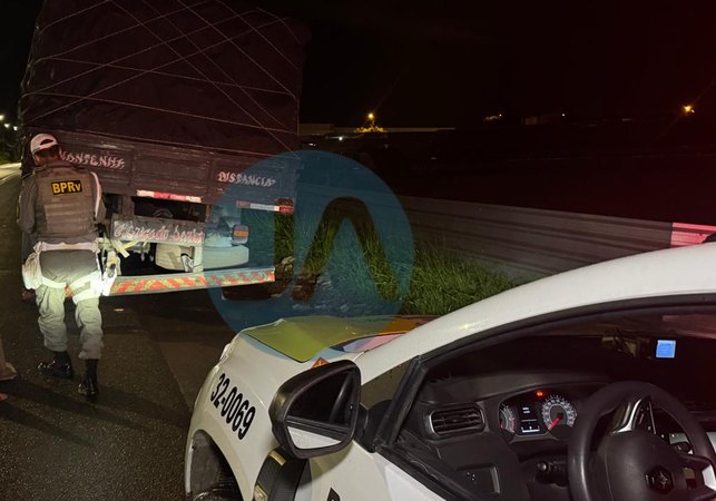 Motociclista colide na traseira de caminhão durante chuva em frente ao Clube do Servidor, na AL 110