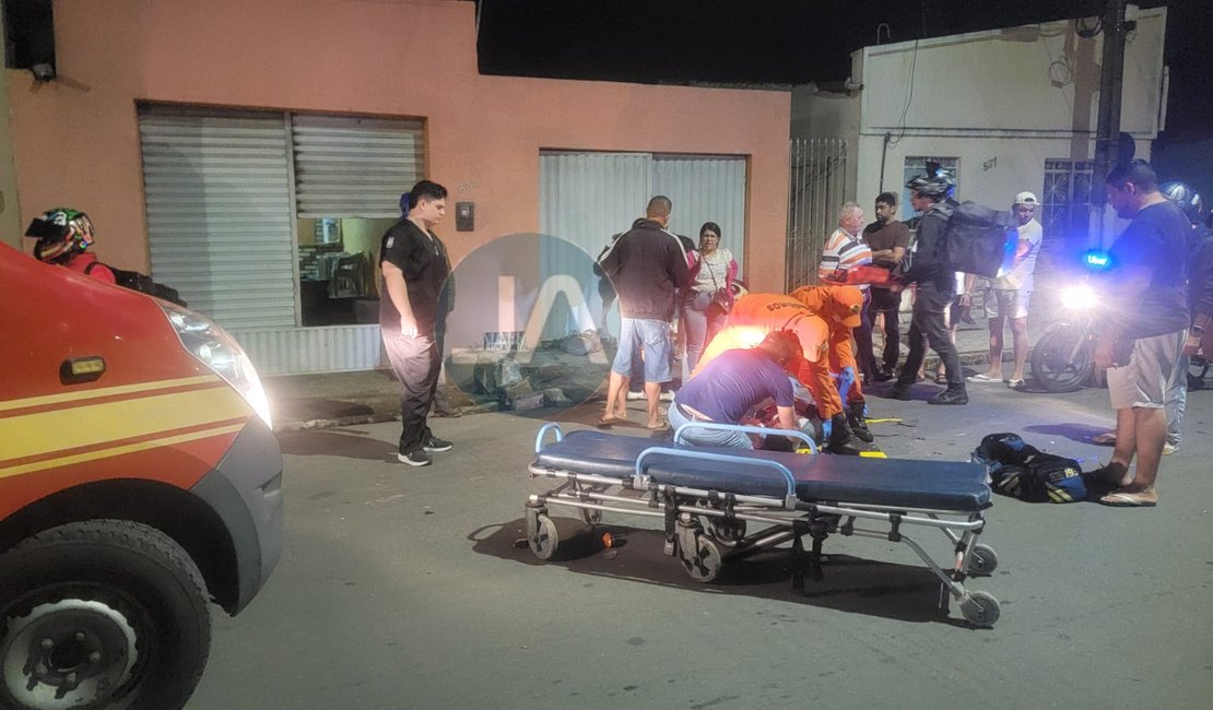 Acidente deixa dois feridos após motociclista invadir contramão e bater em moto com casal e criança, em Arapiraca