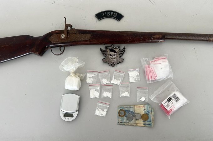 Suspeito com mandado em aberto foge da PM e deixa drogas, arma e balança em sítio de Feira Grande