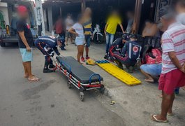 Veículo de passeio não respeita placa de parada obrigatória e acaba sendo atingido por motocicleta