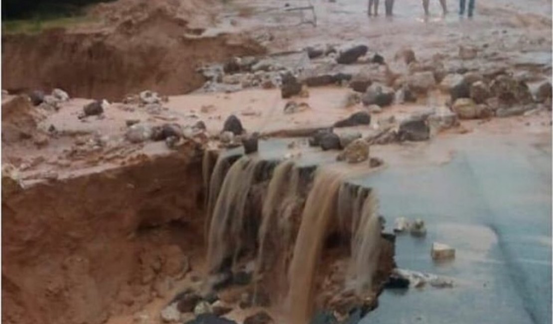 Chuva alaga ruas e abre cratera na AL-101 Norte, em Japaratinga