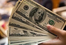 Dólar fecha em R$ 3,957 e atinge maior valor em dois anos e meio