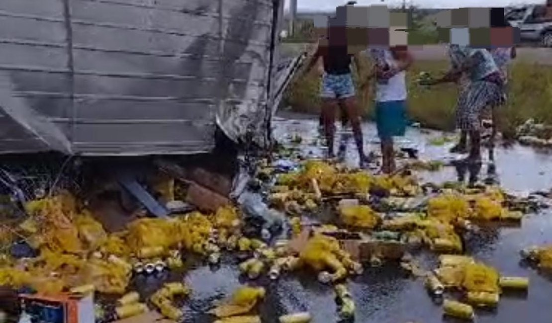 Caminhão com carga de cerveja tomba e motorista fica preso às ferragens do veículo na AL-220