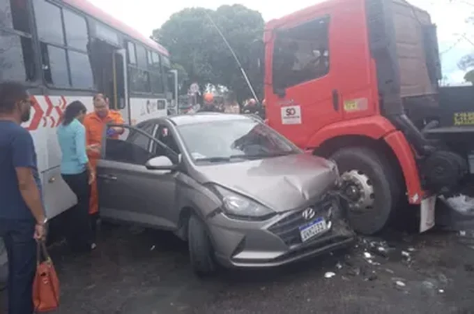 Colisão entre ônibus, caminhão e carro deixa mulher ferida em Maceió