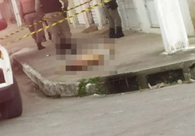 Jovem é assassinado com vários tiros nas proximidades de supermercado em Maceió