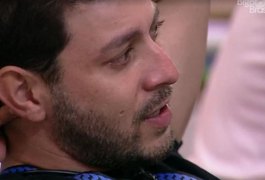 Caio fratura o pé, decide permanecer no 'BBB 21', mas ficará fora de provas