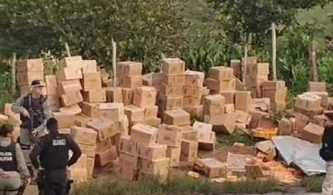 Carreta tomba após bater em moto e populares tentam saquear carga de biscoito em Junqueiro