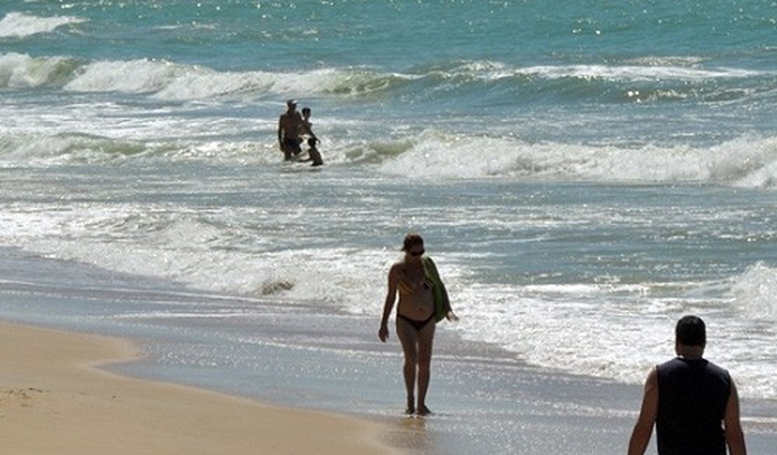 'Bactéria da praia' é comum em águas quentes; confira riscos