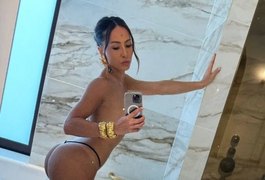 Sabrina Sato posa de topless e fio-dental durante temporada na Europa