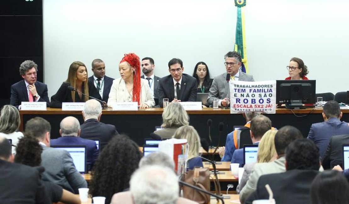Comissão especial da Câmara aprova fim da escala 6x1 e agora analisará emenda sobre transição