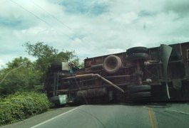 Caminhão fica atravessado na rodovia após tombamento em Girau do Ponciano