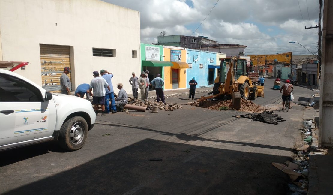 Vazamento de água faz asfalto ceder e preocupa população, em Arapiraca
