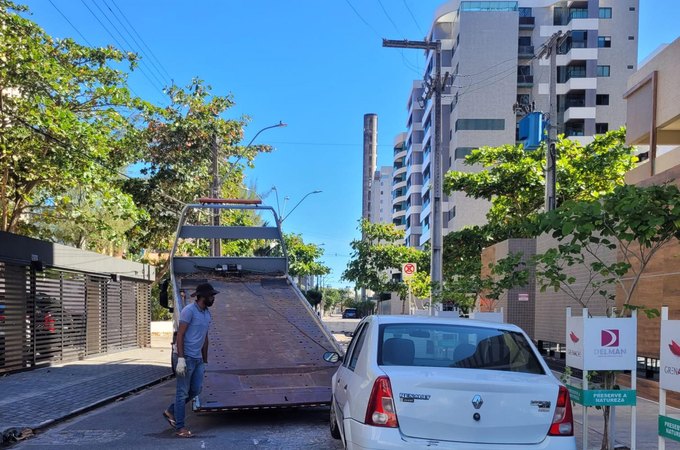 Polícia Civil recupera carro furtado e abandonado em Maceió