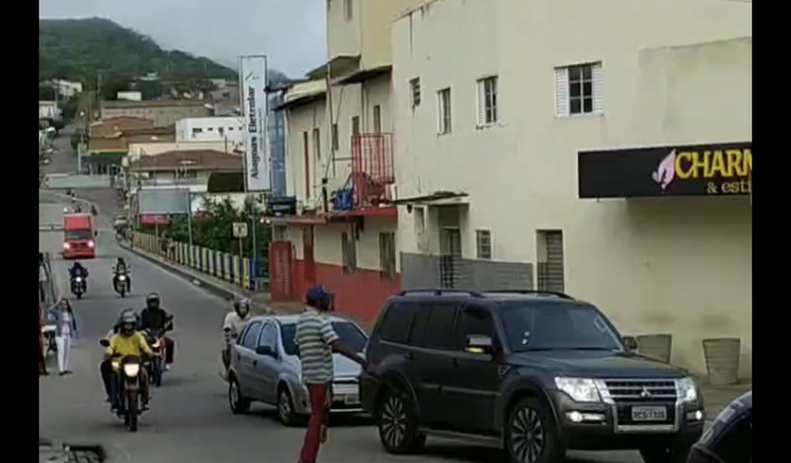 Homem tenta ferir motoristas com facão e é baleado, no Sertão alagoano