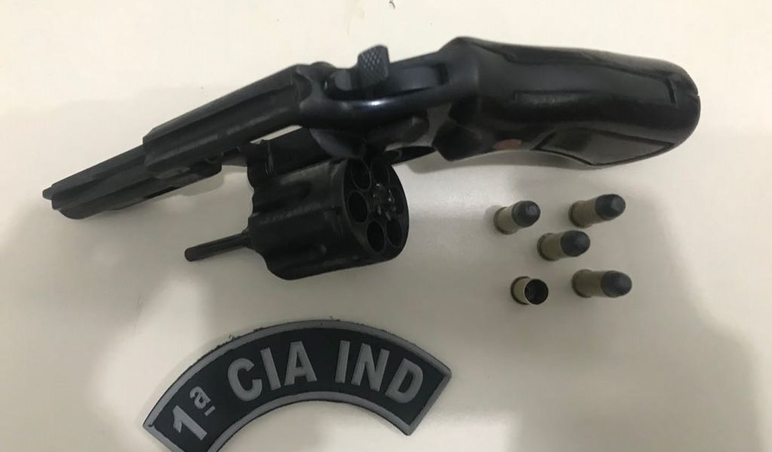 Suspeitos trocam tiros com a polícia e são detidos com veículo roubado