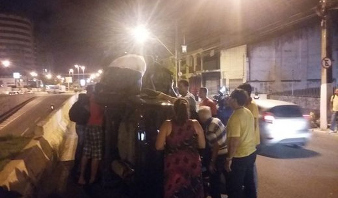 Veículo conduzido por idoso de 80 anos capota ao fazer curva, em Maceió