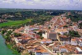 Homem atira contra veículo após se irritar com faróis acesos