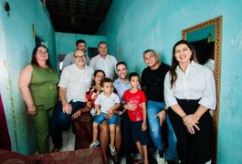 Governador visita família beneficiária do Programa Cria em Feira Grande